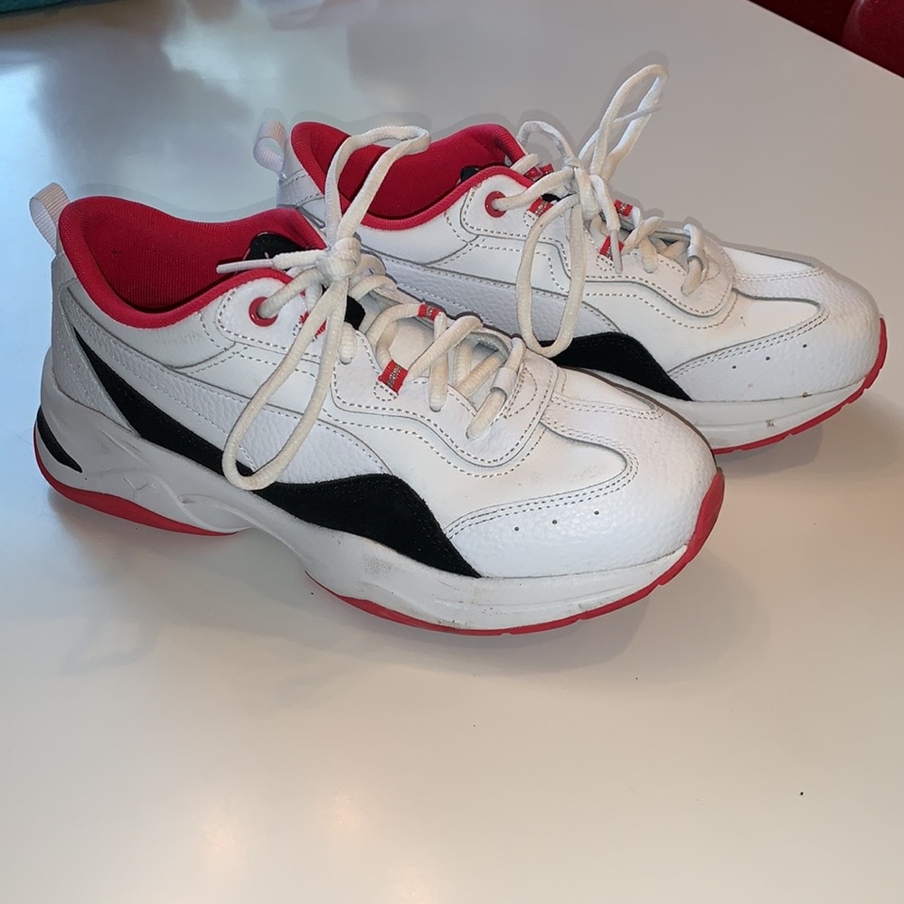 Women’s Nike tennis shoes, EUC, size 9